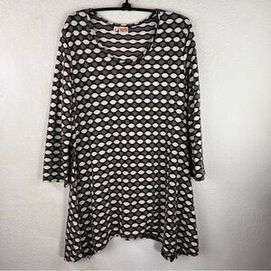 TIANELLO BY STEVE BARRAZA Black, white, gray shark bite tunic. ¾ sleeves scoop